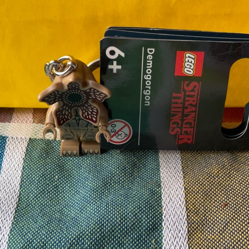 RARE 🪰 LEGO STRANGER THINGS DEMOGORGON  KEY CHAIN 🪰  NWT🪰 - Picture 5 of 16